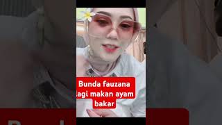 Bunda fauzana lagi makan ayam bakar