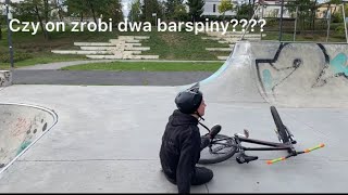 Rozdaje pieniądze za double barspina na skateparku