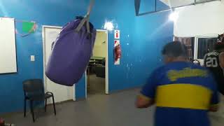 Boxeo en el CIC del Barrio Don Orione video 1 de Miguel practicando.