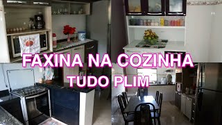 FAXINA NA COZINHA