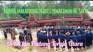 Badong makarorrong pada upacara Pemakaman Almh.Gina Renggo Ne'Sarto di Ba'tan Padang Toraja Utara