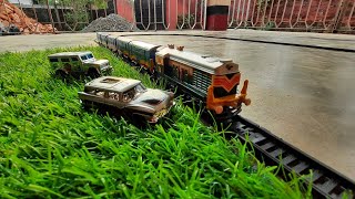 Humsafar Express Train with Two Hot Wheels Vehicles