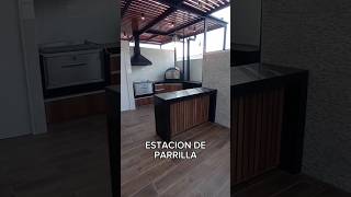 Estación de parrilla con caja china, horno de barro, cocina artesanal y barra en departamento