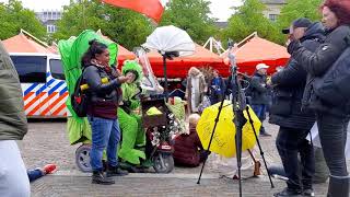 strijders ingesloten op het plein in Den Haag - 25-05-2021