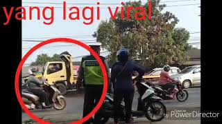 #Lagi viral_polisi_tendang_motor_sampai_jatuh