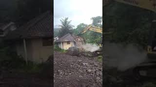 Butuh Satu Menit Excavator Hancurkan Rumah