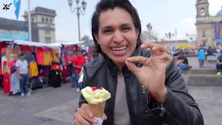 Comiendo postres típicos de Guatemala