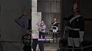 Pria berpose memberi hormat kepada Kings Guard saat berfoto #shortvideo #shorts