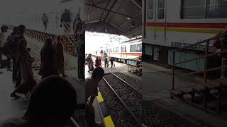 Stasiun Rangkasbitung,Kedatangan kereta KRL dari Tanah abang #keretaapiindonesia #stasiun stas