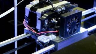 06 - Colocando o filamento nos extrusores [3D Machine One]