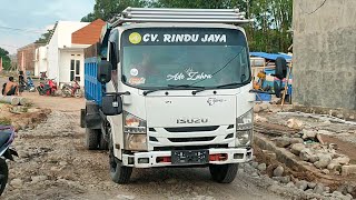 Mobil Truk ISUZU ELF Bongkar Muatan Sirtu FULL BAK Menggunung Di LOKASI BARU