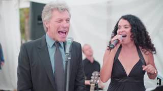 Jon Bon Jovi canta Living on a Prayer em festa de casamento e faz sucesso na web