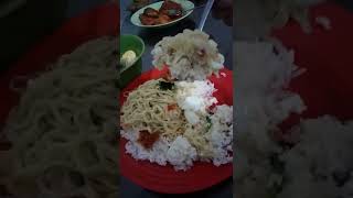 Mie rebus buatan KAPOLDA,. 👍👍..!! Tumpukan mie di atas gunung nasi..!!😁