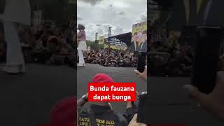 BundA fauzana dapat bunga