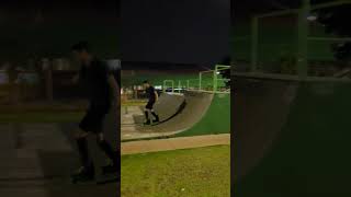 Saltando na pista com patins inline 3 rodas