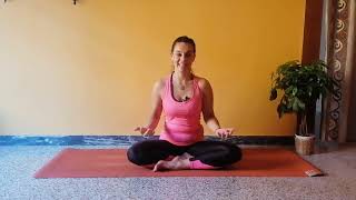 Yoga per collo e spalle in posizione supina