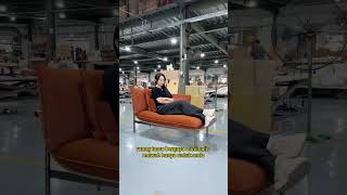 Inilah sofa yang segera menarik perhatian semua orang! Warna jingga terang dan kusyen berbentuk uni