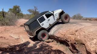 Bella Jeep Girl - Rock Crawling - taking up the gap