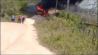 Ônibus escolar pega fogo em Alagoas