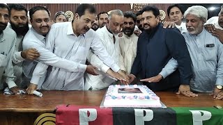 City President zulfiqarafghani cutting cake onthe occasion of71anniversary of benazir bhutto shaheed