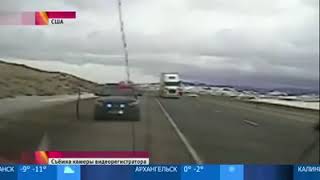 Фуру снесло ветром с дороги на припаркованный автомобиль