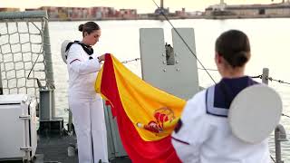 Arriado de Bandera de la fragata Navarra