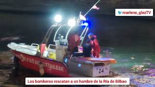 Los bomberos rescatan a un hombre de la Ría de Bilbao.