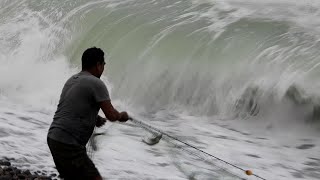 Mira!!  la Pesca Extrema que hizo este Hombre con RED en aguas del Mar Altamente Agitadas