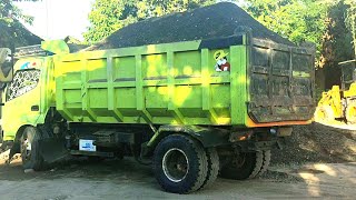 Mobil Dump Truk Pasir Hino 300 Jomplang Muatan Tinggi Menggunungt