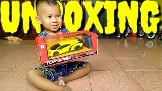 Bocah Unboxing mobil mainan remote control