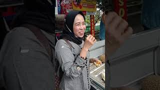 lagi makan durian di pinggir jln cendrawasi