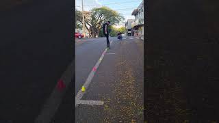 Tentando fazer slalom de costa na rua