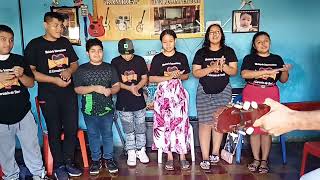 los jóvenes del Ministerio cantando a la Directora.