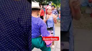 moviendo el atol de elote con Anita en el parque libertad 🇸🇻.