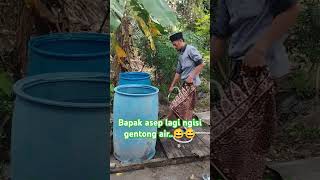 Bapak asep lagi ngisi gentong air sendir#hiburan #lucu #komedi