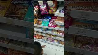 Azmi LG beli susu Milo dan yupi temen2