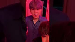 Suga's reaction to hobi singing made me crazy 🤪🤣🤣🤣.....