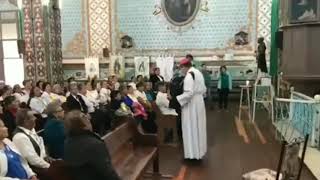 Padre tocando Tragos de Amargo Licor