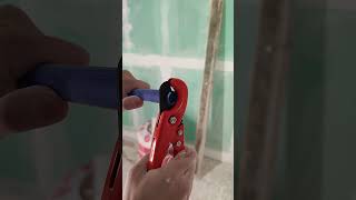 Essa FERRAMENTA para CORTAR cano PVC é SENSACIONAL! #shorts #short #viral #lifehacks #obra #diy