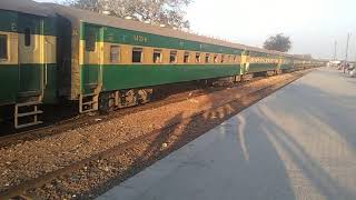 Pakistan Railways / Millat Express depart and suddenly stopped by unknown reason