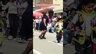 Profesora lo da todo en desfile