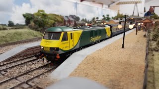 Bachmann 32-612 Class 90 90042 in Freightliner Powerhaul livery