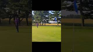 Birdie putt attempt with an unexpected result #golf #golfshorts #birdie #birdies #putter