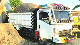 Mobil Dump Truk Pasir Jomplang Muatan Bergantian Berbeda Tempat