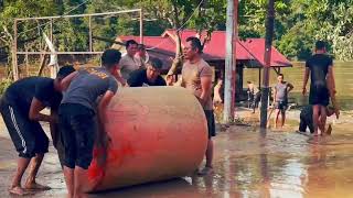 Bakti Sosial Polres Mahakam Ulu Pembersihan Jalan yang Terkena banjir