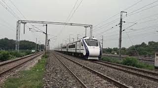 New Look Ke  Sath Nikalti Hui 20888 Varanasi Ranchi Vande Bharat Express