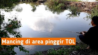 Mancing ikan di area pinggir TOL