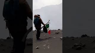 viva México cab.... !! la bandera de México dentro del crater del volcán Popocatépetl