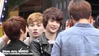 [fancam] 110506 SHINee Minho plays with Jonghyun @ S. music show