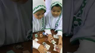 Menyusun puzzle huruf kelas 1 B MI Assa’Adiyah Attahiriyah